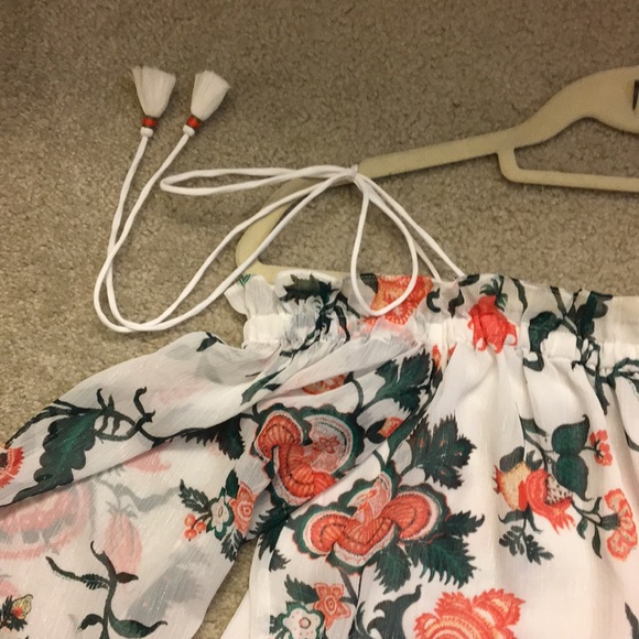 Club Monaco’s cold shoulder floral top (Janou top) - Picture 4 of 6